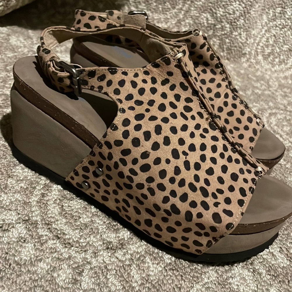 Cushion footbed wedges size 8